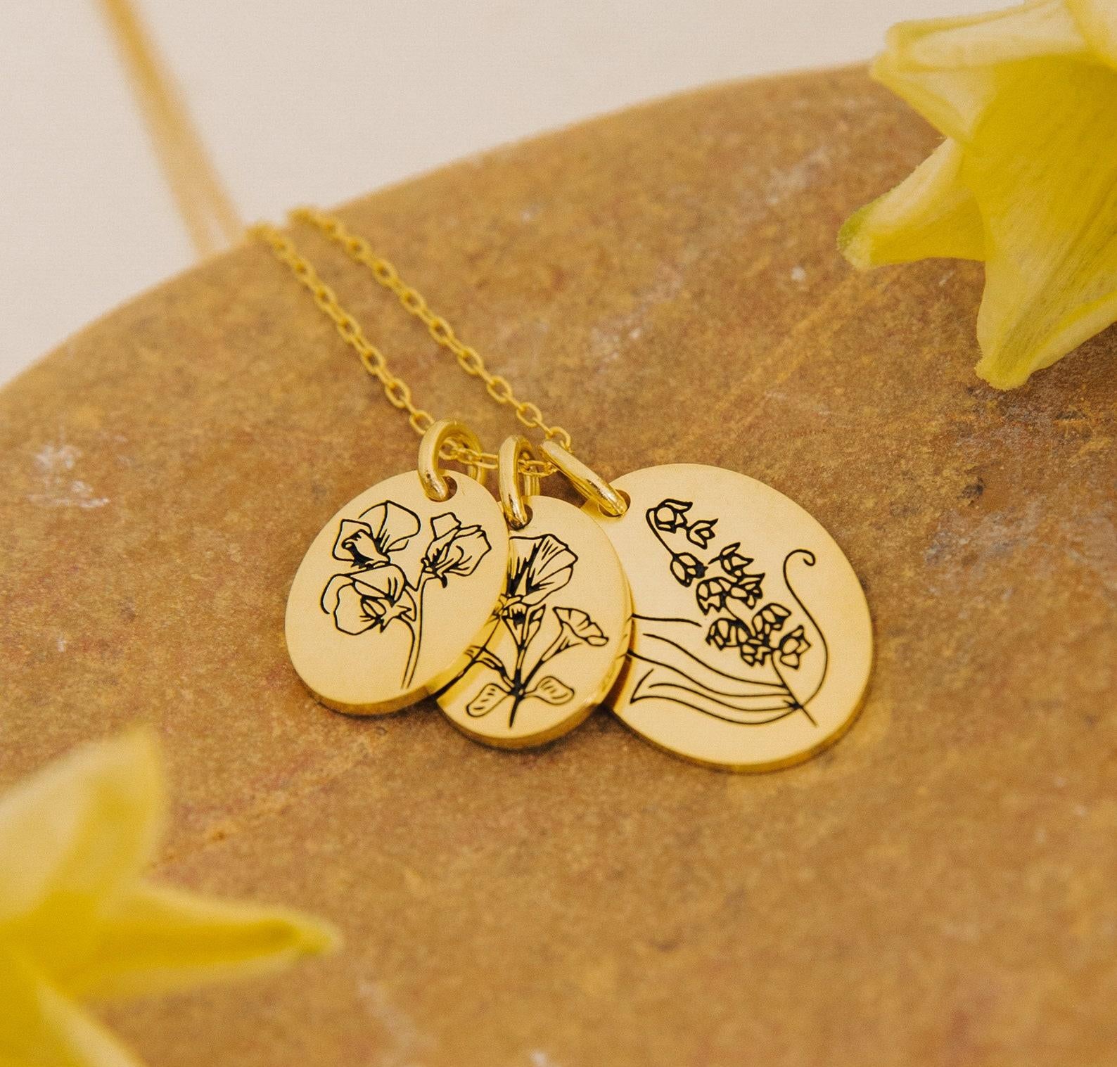 Personalized Flower Pendant Necklace for Mom