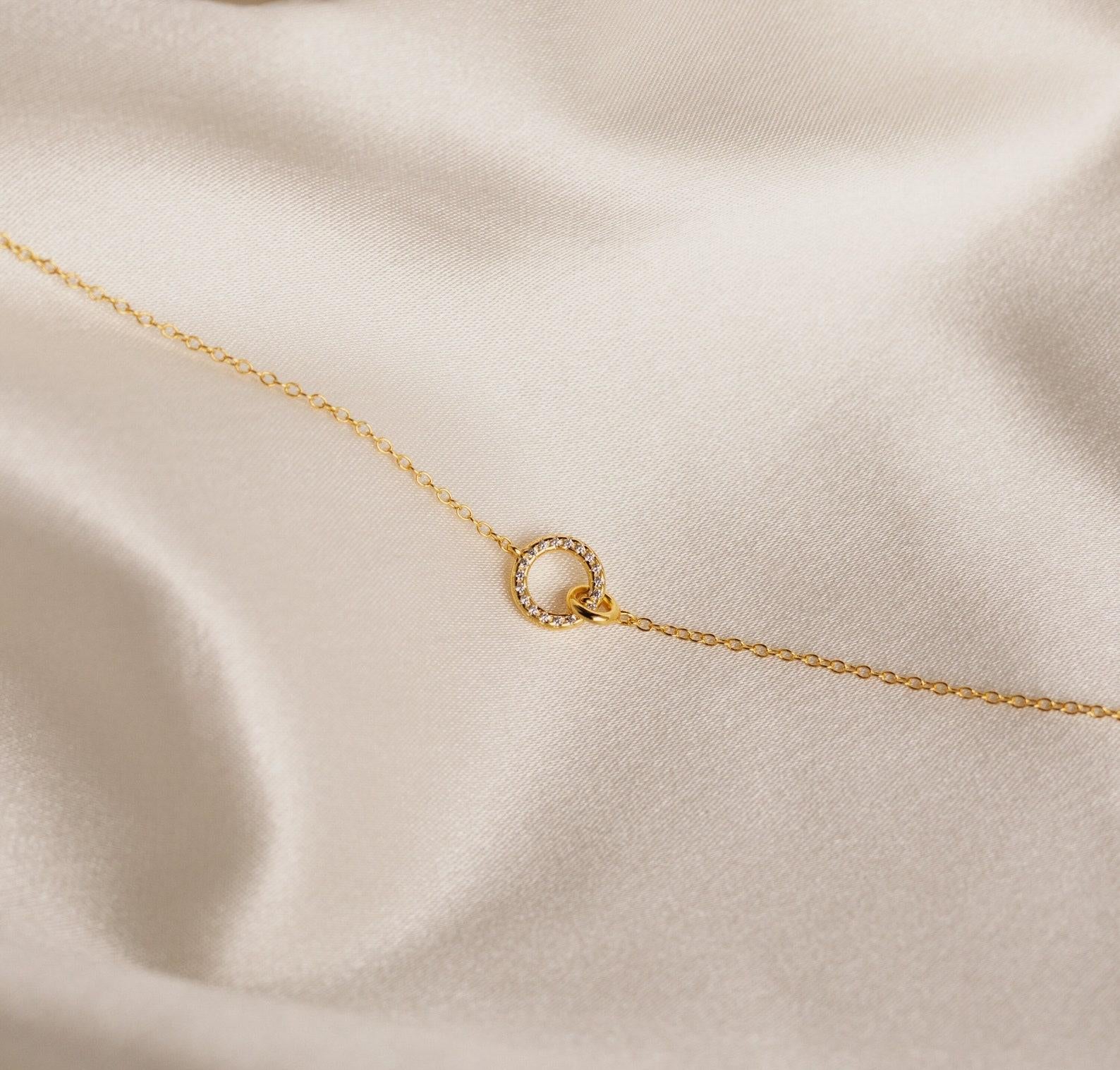 Interlocking Circles Minimalist Necklace