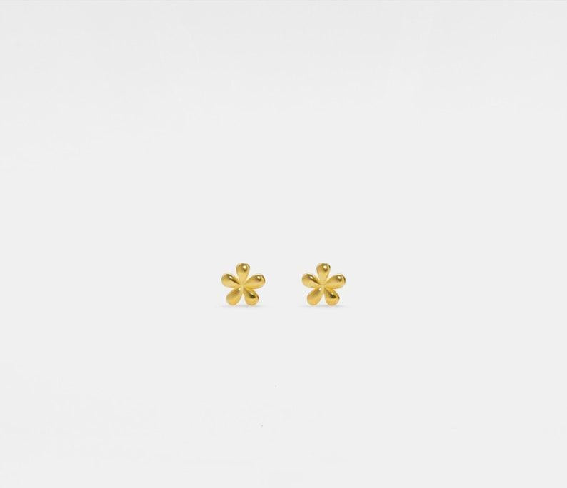 Dainty Gold Flower Stud Earrings