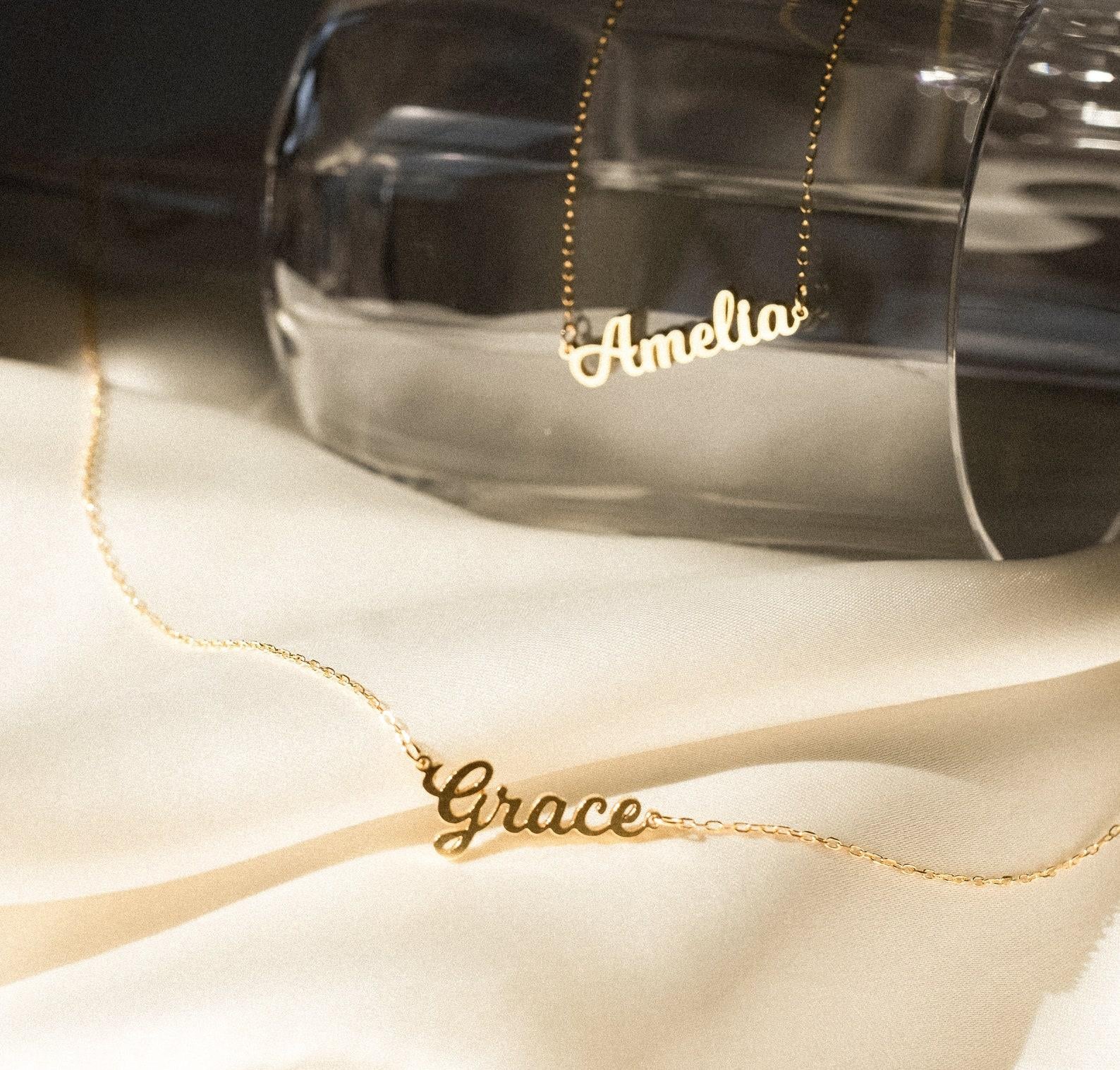 Minimalist Dainty Name Necklace for Mom