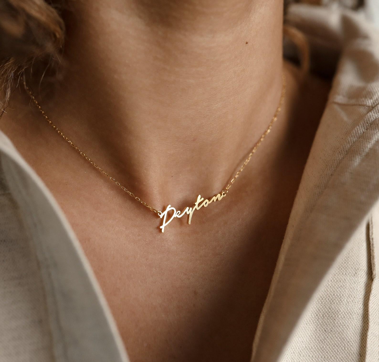 Minimalist Dainty Name Necklace for Mom